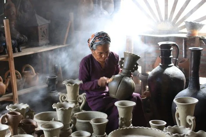 Nghệ nhân chế tác gốm sứ truyền thống
